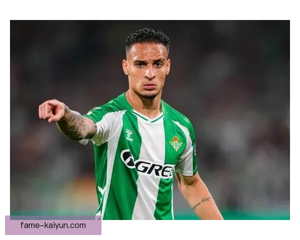 安东尼射门方式展现技术细腻，近期表现值得关注