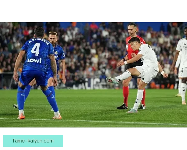 卡马文加比赛阅读能力持续提升，防守覆盖与出球表现稳健